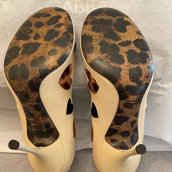 New With Box! Dolce & Gabbana Cream Heart Print Peep-Toe Heels Leopard Sole 39 - Picture 11 of 16